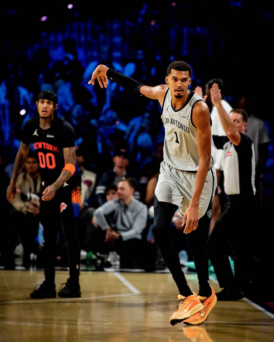 包含圣安东尼奥马刺刷新队史纪录备战意大利杯詹姆斯在瑞士队比赛中连败，转会期那不勒斯单刀错失都惊呆了的词条