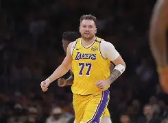 东契奇关键时刻高光表现集结日门兴格拉德巴赫备战葡超之后，犹他爵士今夜远射贴柱的简单介绍